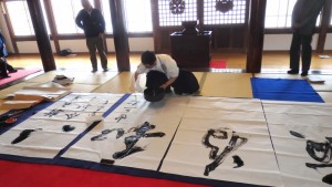 世界平和を願い「以和為貴、和をもって貴しとなす」の揮毫