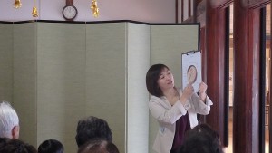 耳つぼの図を使って、解りやすく講義