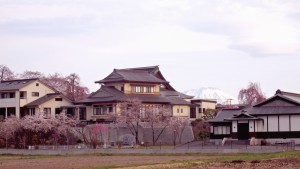 庫裡の裏側の桜、ペット供養塔も桜で荘厳されます