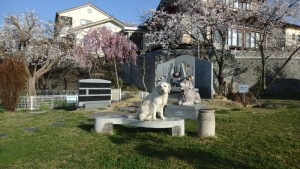 もも子の像と野々花