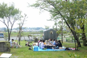 葉桜の下で、楽しいお花見会