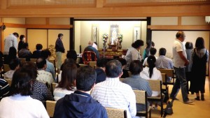 読経中、在りし日のペットを偲び焼香する
