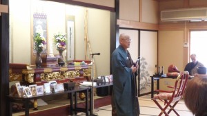 法要後、法話をする