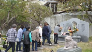 法要後、ペットが眠っている供養塔に手を合わせる