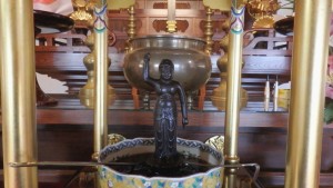 誕生仏は右手で天を、左手で地を指さしています。