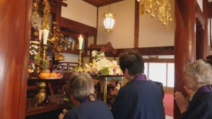 誕生仏に甘茶を注ぎます