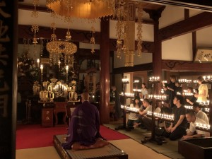 新盆を迎える仏さまの位牌が正面に飾られます。