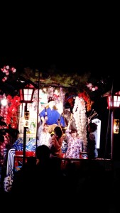 夜の山車は賑やかさと、何かしらの淋しさが感じられます