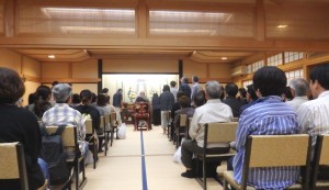 読経中、焼香する参列者
