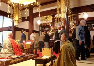 加持祈祷された御札をいただきます