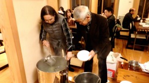 慣れた手つきでお蕎麦を湯がきます。毎年のお手伝いに感謝です