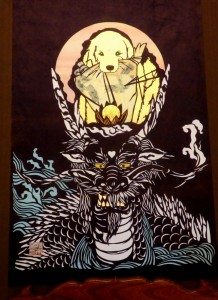 松本氏によって寄進された切り絵、「桃龍菩薩」。ごみを拾う犬もも子も描かれています