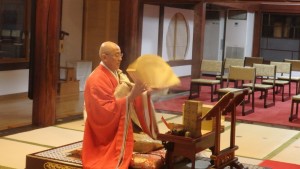大般若経を転読します。この際に生ずる風が吉祥をもたらします