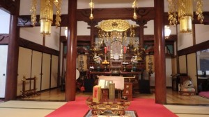 正面には十六善神の掛軸が吊され準備が整った内陣