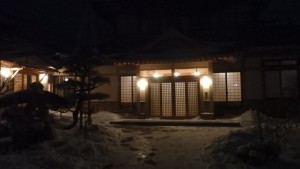 参列者が来なくとも正面玄関には明かりが灯されます