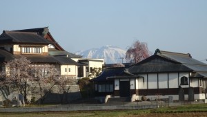 本堂と会館との間から岩手山が見えます